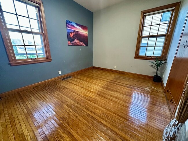 Building Photo - 4 Bed, 1.5 Bath Home for Rent in Waterloo ...
