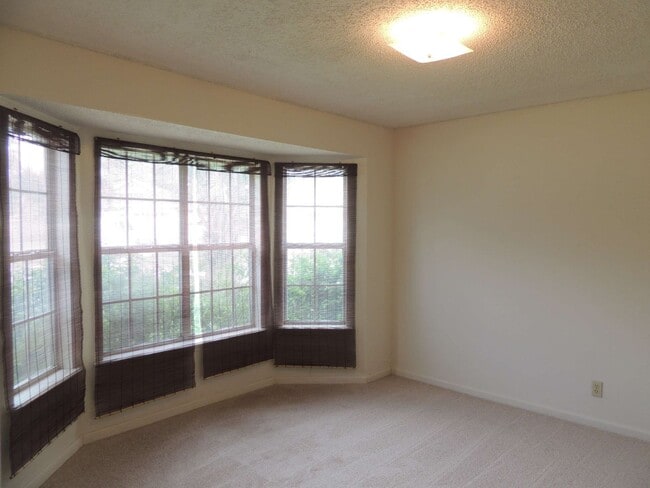 Building Photo - Great 3/2 on southside