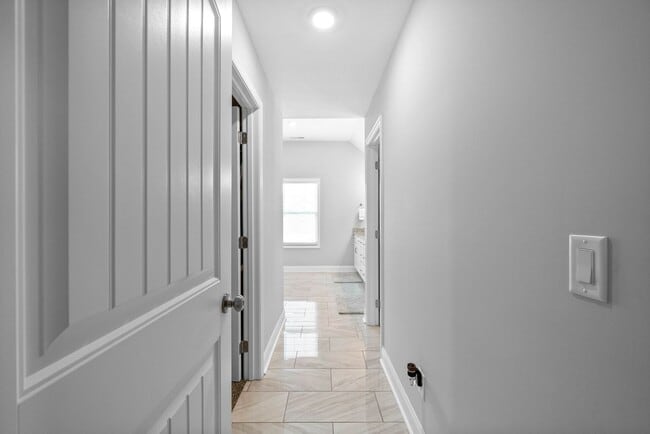 Building Photo - Modern 6-Bedroom Home with Open Layout & S...