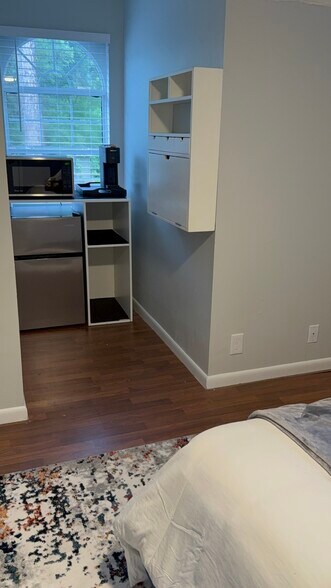 I Need Space Queen Room 3 Kitchenette Area - 117 Baybridge Dr