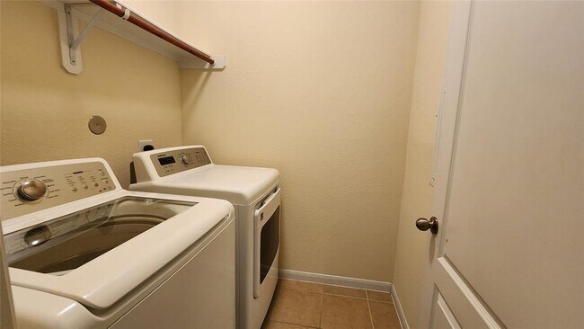 Building Photo - 2318 Nashmor Dr