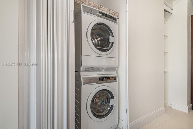 Building Photo - 20000 E Country Club Dr