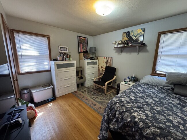 Building Photo - Charming 3-Bed Home with Finished Basement and huge backyard.