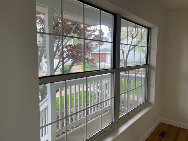 Building Photo - Beautiful 2 Bed, 1.5 Bath Townhome on the Edge of the Desirable Hill Neighborhood Available for Rent