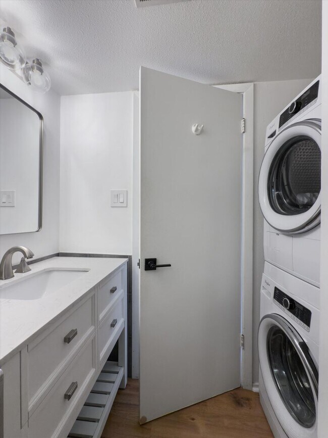 Building Photo - Perfectly Located 1-Bedroom Condo For Lease