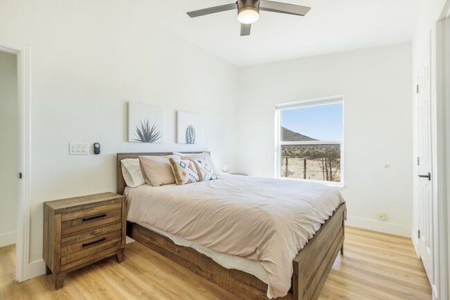 Building Photo - Beautiful 5 Bedroom 4 Bathroom with AMAZING VIEWS!!