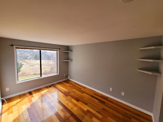 Building Photo - Lovely 2Bd/1.5Bth TH in Gaithersburg Montg...