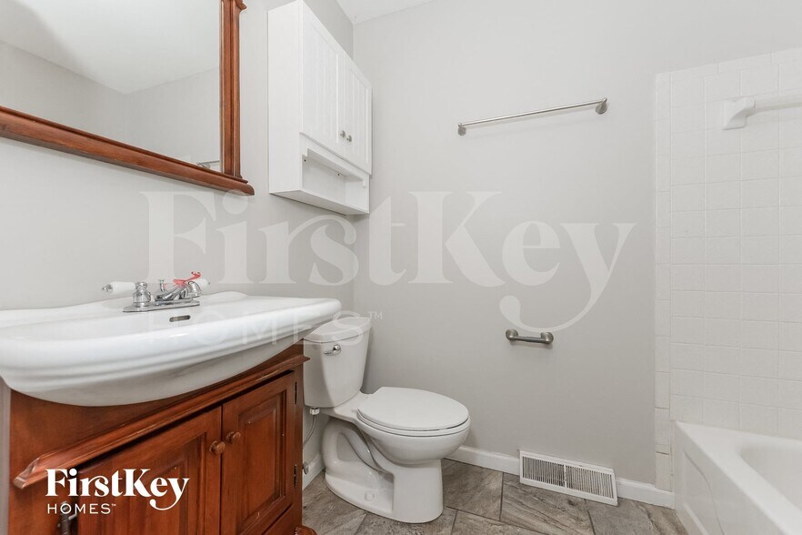Building Photo - 6712 NW Sioux Dr