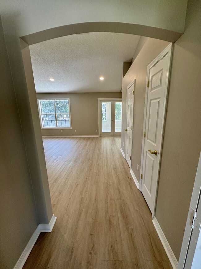 Building Photo - 529 Long Lake Dr