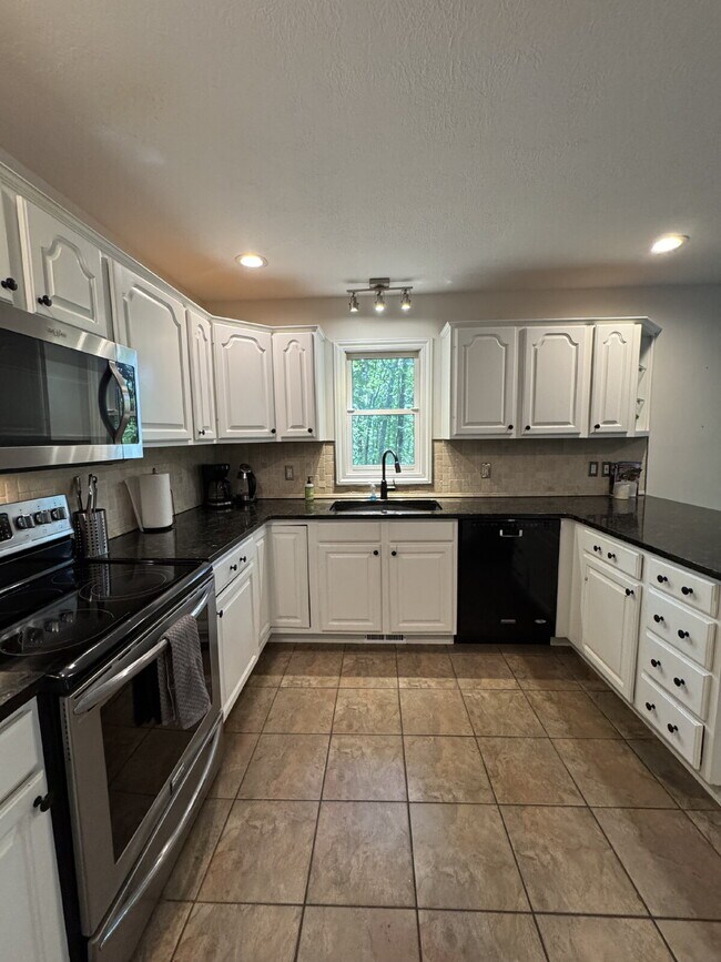 Building Photo - Fairview home 5 bedroom 3 1/2 bathroom home