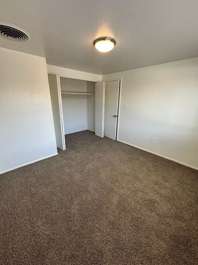 Building Photo - Move in Ready! Newly updated 1 bedroom 1 bath unit in secure building- Off Street Parking!