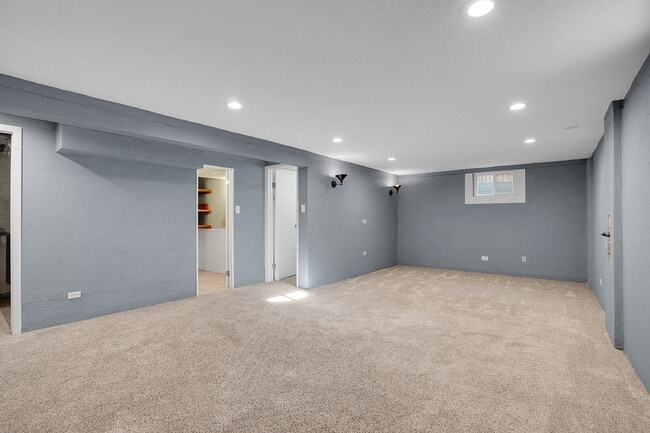 Building Photo - $2,795.00 - $300 OFF First Months' Rent - 5 Bedrooms, 2 Bathrooms, Single Family Home in Broomfie...