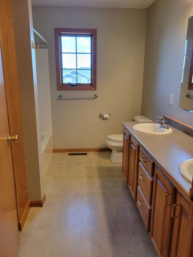 Building Photo - 3 Bedroom Twin Home
