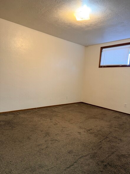 Building Photo - 539 W Crest Dr