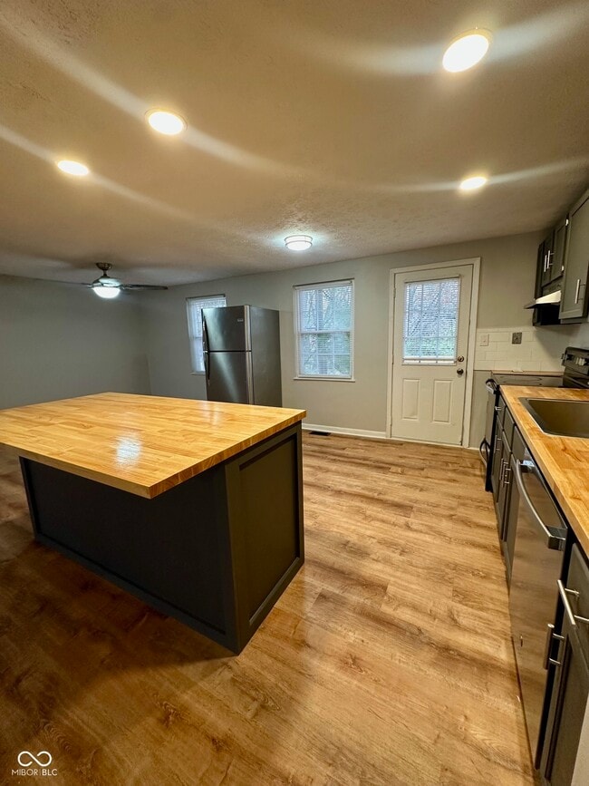 Building Photo - 5847 Lakeland Dr