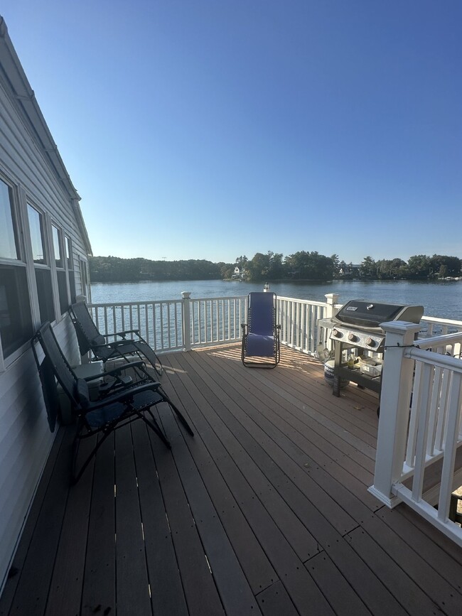 Primary Photo - Luxurious 2 Bed, 2 Bath Rental on Lake Qui...