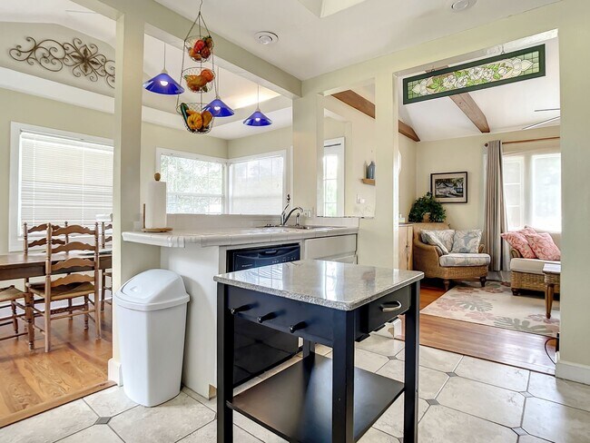 Building Photo - Charming Carriage House