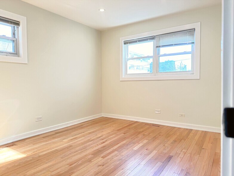 Building Photo - 2601 W Summerdale Ave