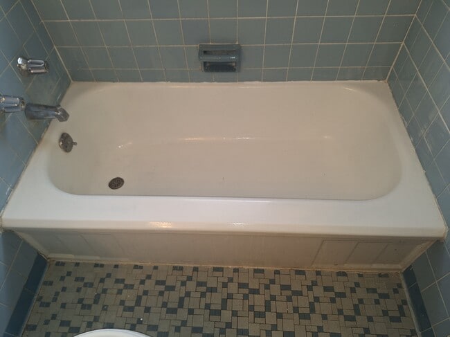 Tub - 6105 Oakdale Ln