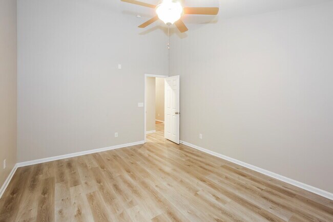 Building Photo - 218 Summit Park Ct