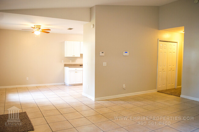 Building Photo - Spacious Central Townhome