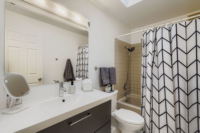 Building Photo - Medina Home