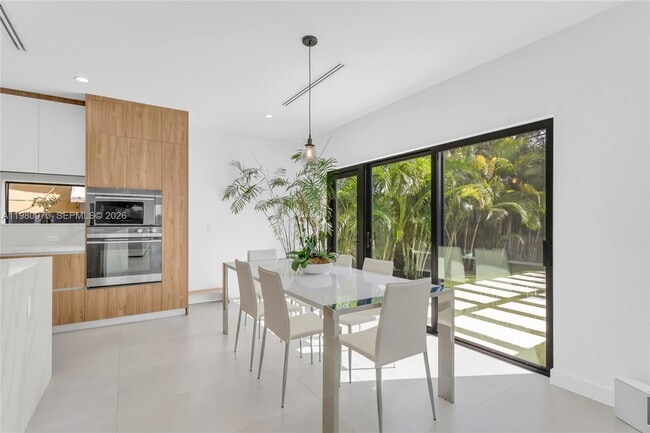 Building Photo - 2029 SW 62nd Ave