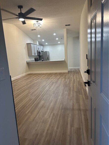 Building Photo - 3801 Crown Point Rd