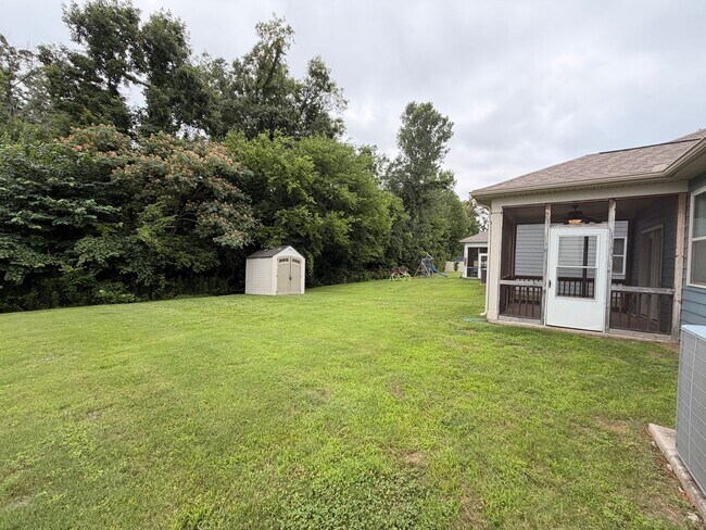 Building Photo - 1/2 Off First Month's Rent! Gorgeous 4 BR 2.5 Bath in Westlawn! Minutes from Veterans Parkway, Sh...