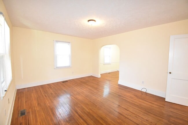 Building Photo - 2 Bedroom and 1 Bath Home (Pets Negotiable)