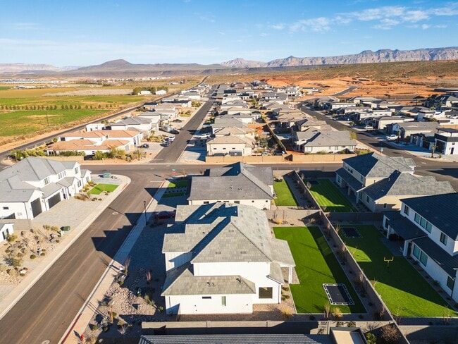 Building Photo - 6 bed / 4 bath / 3 car garage custom home in Pecan Valley