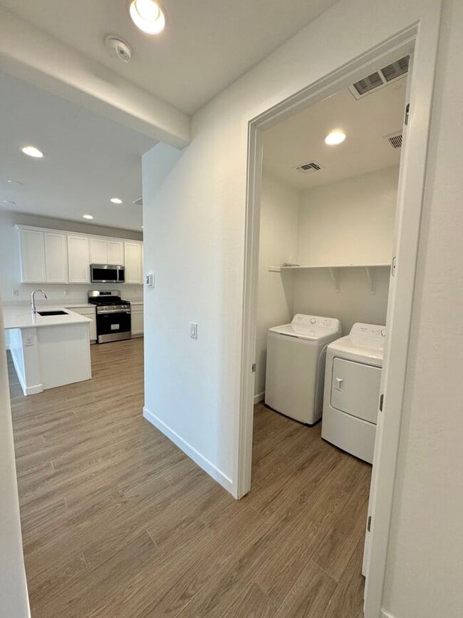 Building Photo - MOVE IN SPECILAS!! HALF MONTH RENT FREE!! ...