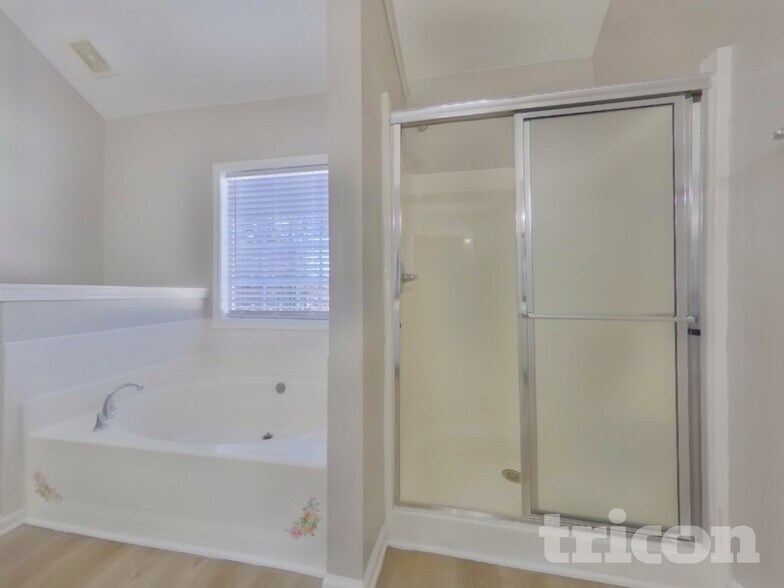 Building Photo - 890 Georgian Hills Dr