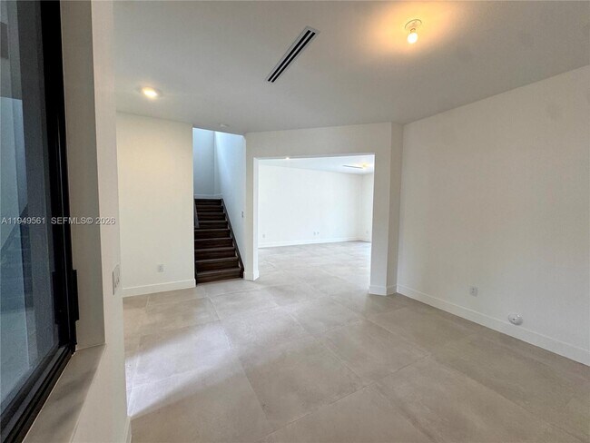 Building Photo - 19749 NE 16th Pl