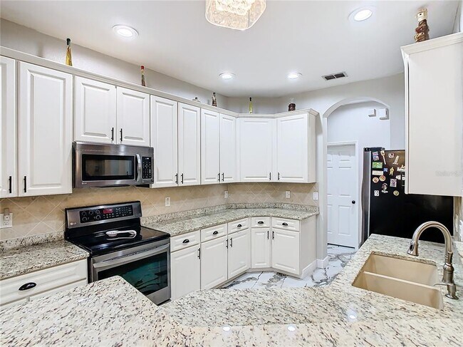 Building Photo - 16829 Midsummer Ln