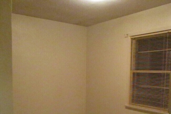 Building Photo - 704 Academy St