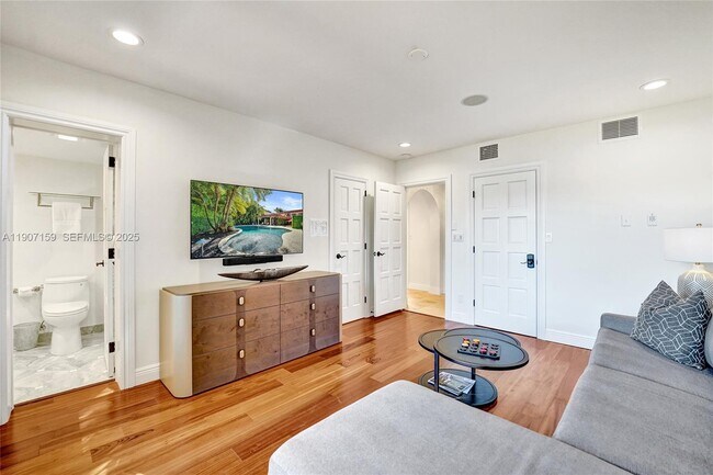 Building Photo - 2035 NE 31st Ave