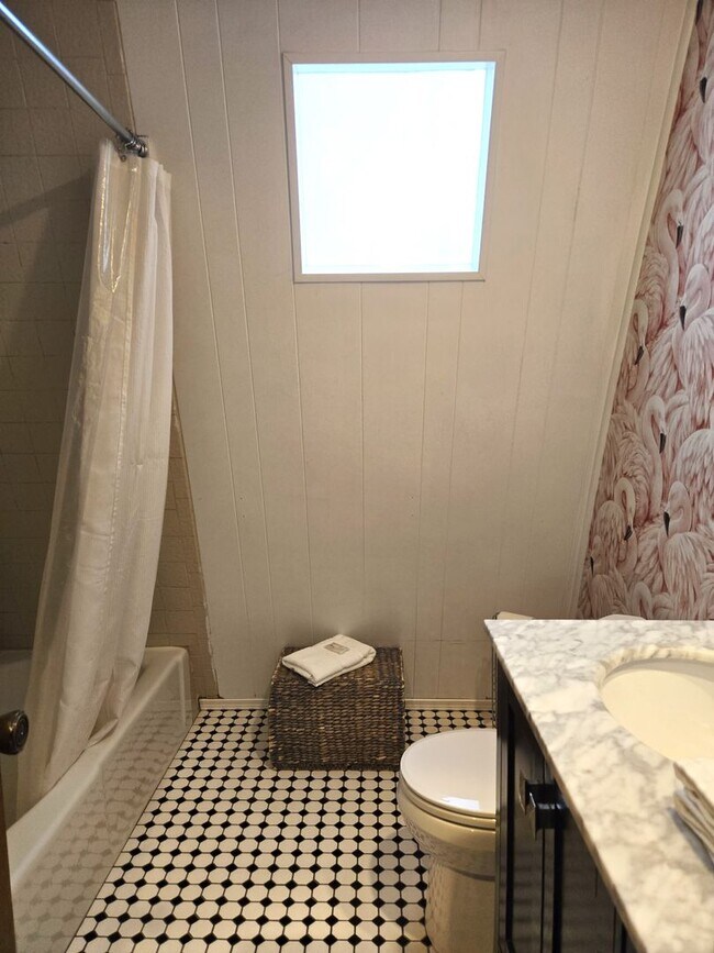 Building Photo - Large Three Bedroom Home Close To Midtown ...