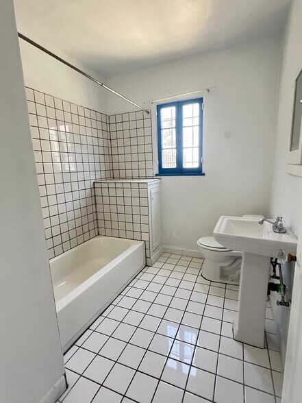 Bathroom - 1931 Avalon St