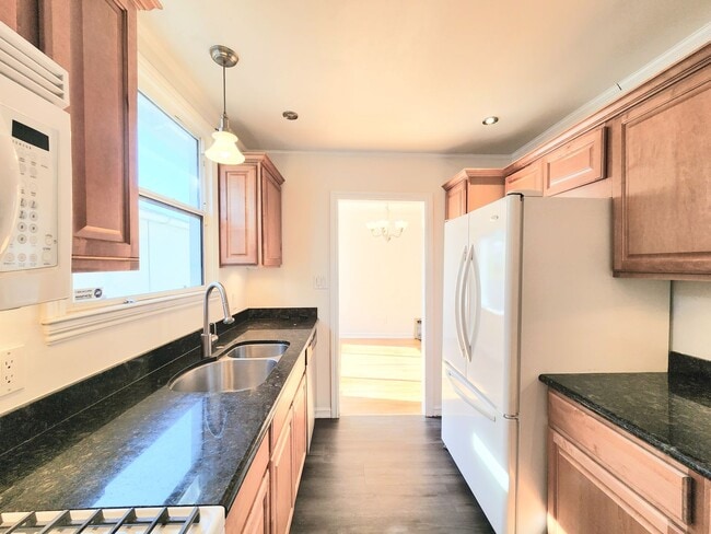 Building Photo - 2 bedroom duplex home