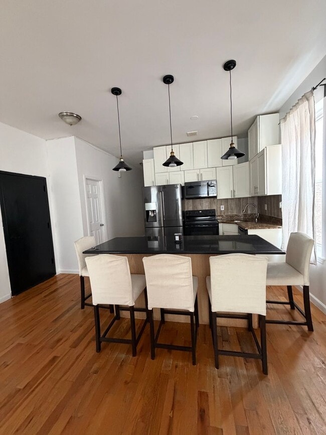 Building Photo - 40 Eldert Ln