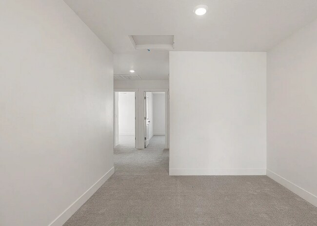 Building Photo - Stunning 3 Bedroom, 2.5 Bathroom in Beautiful Desert Color Community