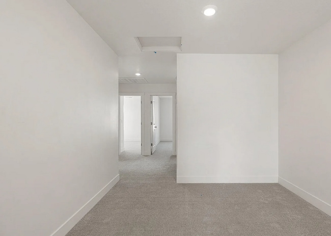 Building Photo - Stunning 3 Bedroom in Beautiful Desert Color Community