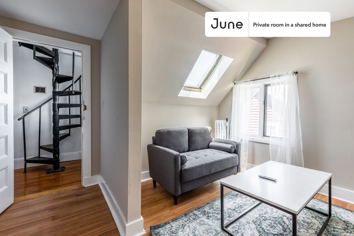 Building Photo - Room in Shared 9 bed/2 bath home