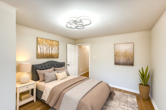 Building Photo - 704 E Perry St