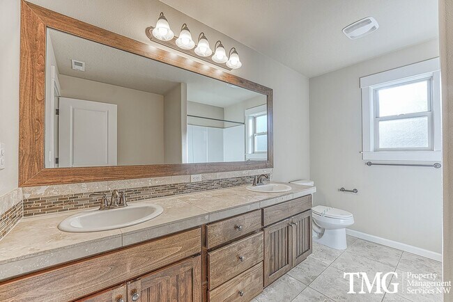 Building Photo - Stylish Beaverton Home with Built-ins, Open Layout & Private Backyard