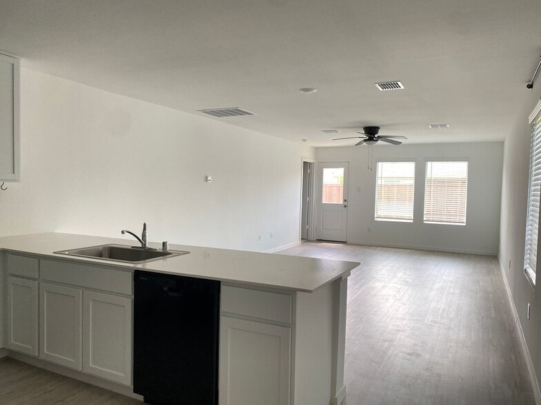 Building Photo - 14174 Inglebert St