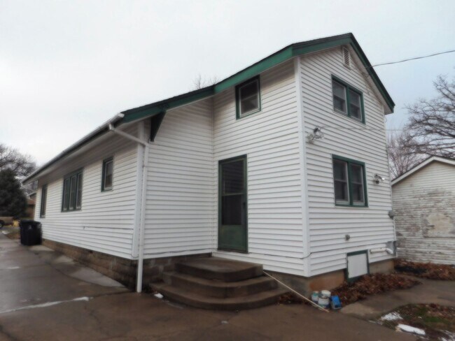 Building Photo - Spacious 3 bedroom/1 bath home in El Dorado!