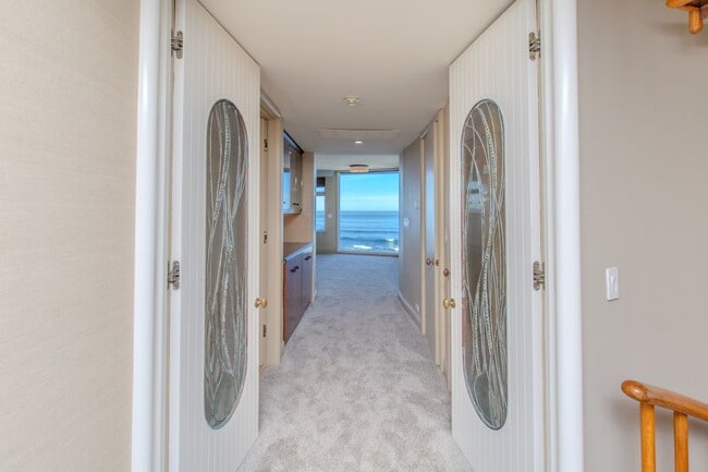 Building Photo - Extraordinary 5-Bed / 5-Bath Oceanfront Pr...