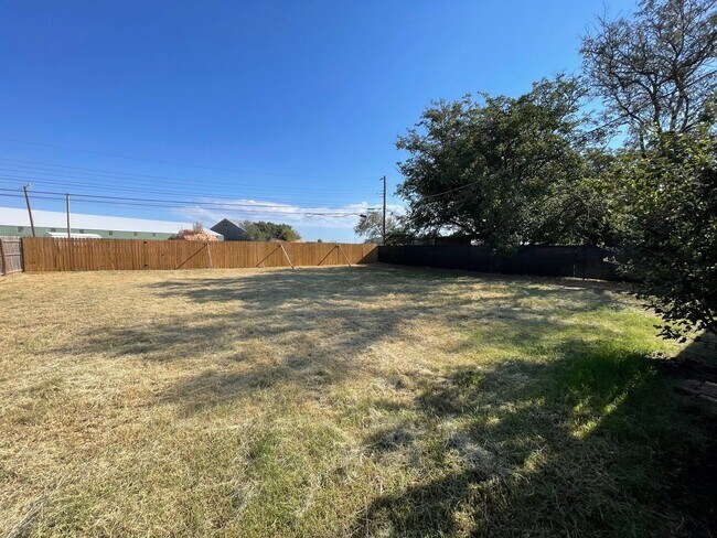 Building Photo - Cozy City Charm – 3-Bed, 1-Bath Home in Lamesa, TX